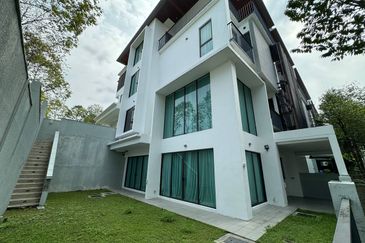 (PRIVATE ELEVATOR)(FULLY FURNISHED) Corner Lot 3.5 Storey Superlink Terrace With Private Elevator Duta Villa @ Setia Alam
