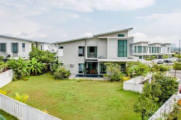 (GATED GUARDED) Corner Lot 2 Storey Bungalow Frangipani Villas, Laman Cempaka, Kota Seriemas