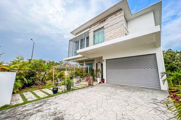 (GATED GUARDED) Corner Lot 2 Storey Bungalow Frangipani Villas, Laman Cempaka, Kota Seriemas