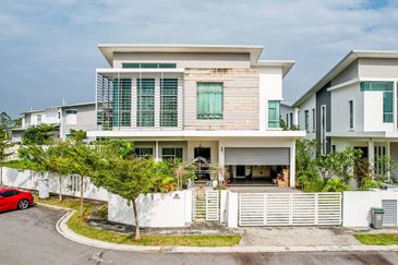 (GATED GUARDED) Corner Lot 2 Storey Bungalow Frangipani Villas, Laman Cempaka, Kota Seriemas