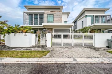 (GATED GUARDED) Corner Lot 2 Storey Bungalow Frangipani Villas, Laman Cempaka, Kota Seriemas