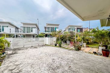 (GATED GUARDED) Corner Lot 2 Storey Bungalow Frangipani Villas, Laman Cempaka, Kota Seriemas