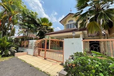 (RENOVATED) Semi-D 2 Storey Taman Desa Mewah, Semenyih