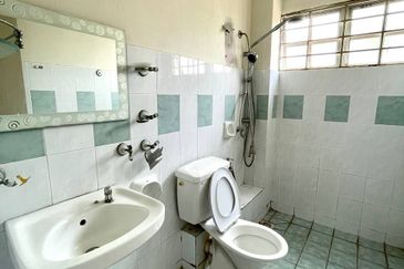 (RENOVATED) Semi-D 2 Storey Taman Desa Mewah, Semenyih