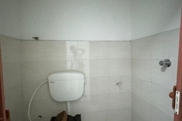 (CORNER LOT) 2.5 Storey Jalan Bayan, Taman Megah Ria, Masai