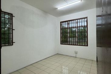 (CORNER LOT) 2.5 Storey Jalan Bayan, Taman Megah Ria, Masai