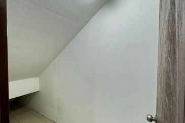 (CORNER LOT) 2.5 Storey Jalan Bayan, Taman Megah Ria, Masai