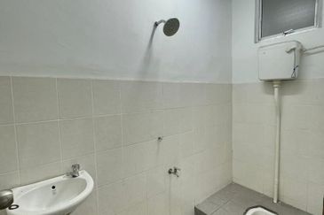 (CORNER LOT) 2.5 Storey Jalan Bayan, Taman Megah Ria, Masai