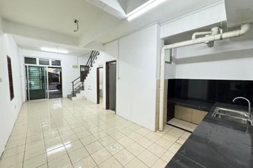 (CORNER LOT) 2.5 Storey Jalan Bayan, Taman Megah Ria, Masai