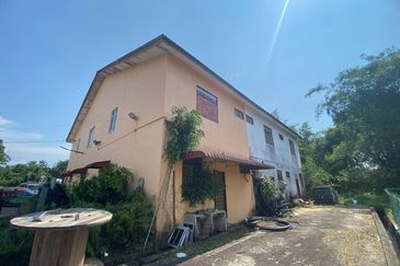 3 Units 2 Storey Shop Lot @ Jalan Kedongdong Taman Kristal, Parit Semerah, Pontian, Johor