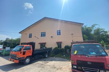 3 Units 2 Storey Shop Lot @ Jalan Kedongdong Taman Kristal, Parit Semerah, Pontian, Johor