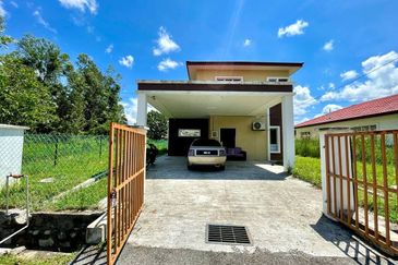 (EXTRA LAND) Bungalow 2 Storey Terrace Mahkota Hills Taman Tasik Senangin Lenggeng