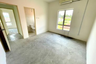 (EXTRA LAND) Bungalow 2 Storey Terrace Mahkota Hills Taman Tasik Senangin Lenggeng