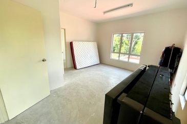 (EXTRA LAND) Bungalow 2 Storey Terrace Mahkota Hills Taman Tasik Senangin Lenggeng