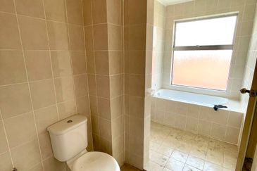 (EXTRA LAND) Bungalow 2 Storey Terrace Mahkota Hills Taman Tasik Senangin Lenggeng