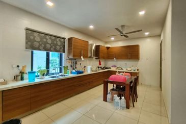 (NICE RENOVATED) Huge 3 Storey Semi Detached Seksyen 27, Shah Alam