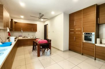(NICE RENOVATED) Huge 3 Storey Semi Detached Seksyen 27, Shah Alam