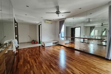 (NICE RENOVATED) Huge 3 Storey Semi Detached Seksyen 27, Shah Alam