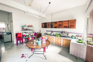 (STRATEGIC LOCATION) Spacious Single Storey Bungalow Ampang Jaya (Lorong Awan)