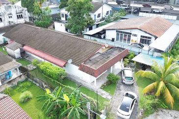 (STRATEGIC LOCATION) Spacious Single Storey Bungalow Ampang Jaya (Lorong Awan)