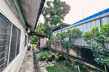 (STRATEGIC LOCATION) Spacious Single Storey Bungalow Ampang Jaya (Lorong Awan)