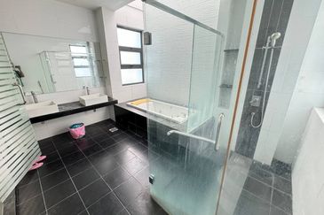 (GATED GUARDED) 3 Storey Bungalow @ Casabella, Kota Damansara PJ