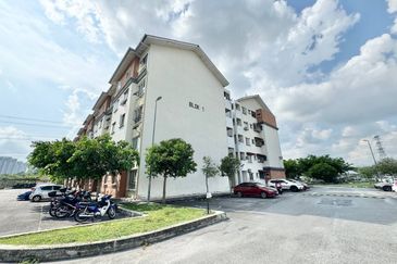(GATED GUARDED) Camellia Court Apartment, Taman Impian Putra, Kajang 