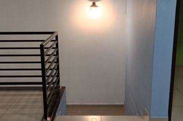 (FULLY EXTENDED) RENOVATED 2 Storey SEMI-D Cluster Taman Desiran Bayu Puchong