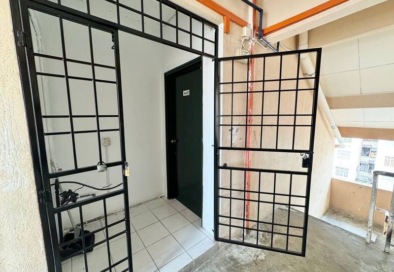 Sri Puteri (Earls Court), Ukay Perdana