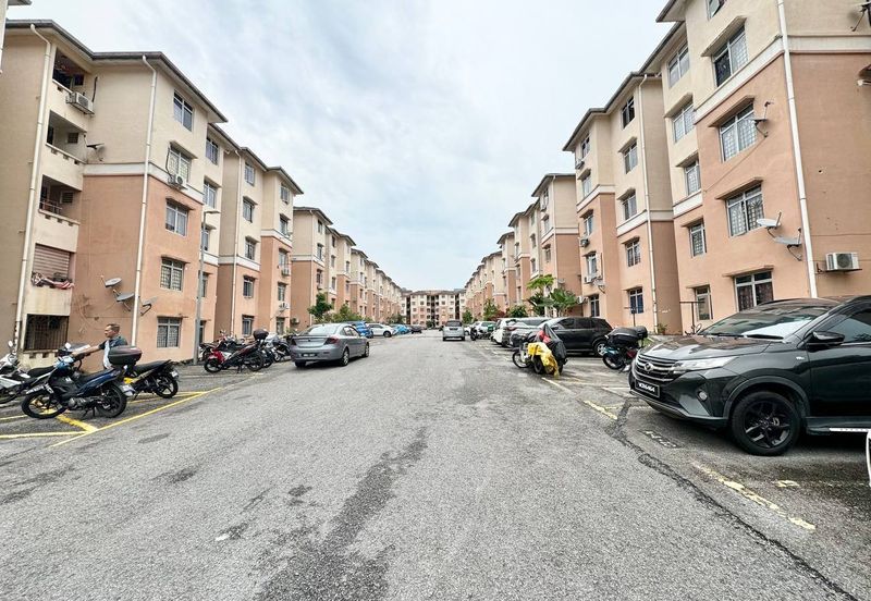 Sri Puteri (Earls Court), Ukay Perdana