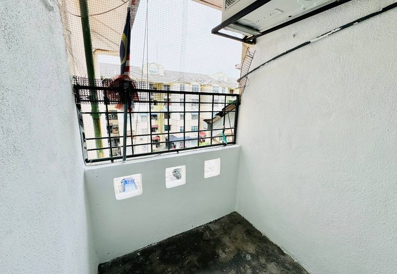 Sri Puteri (Earls Court), Ukay Perdana