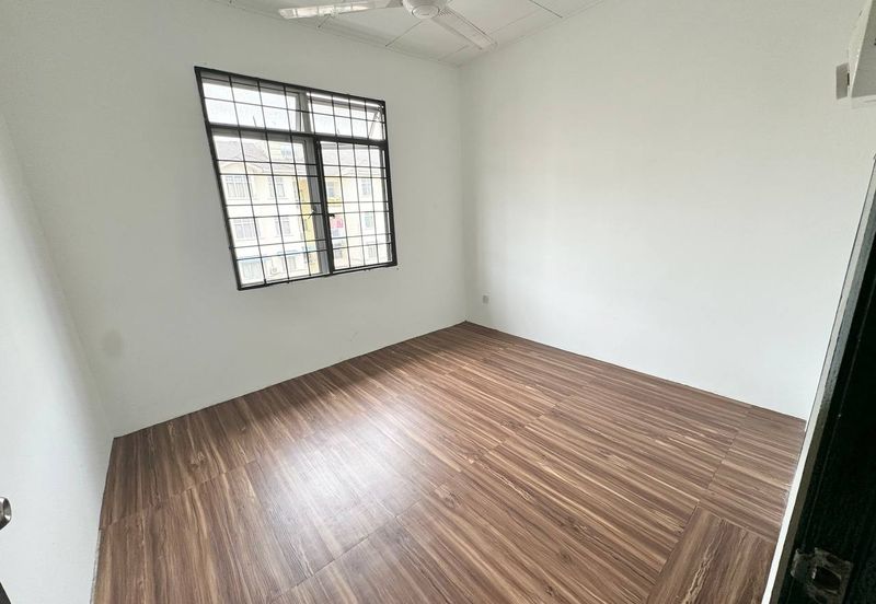 Sri Puteri (Earls Court), Ukay Perdana