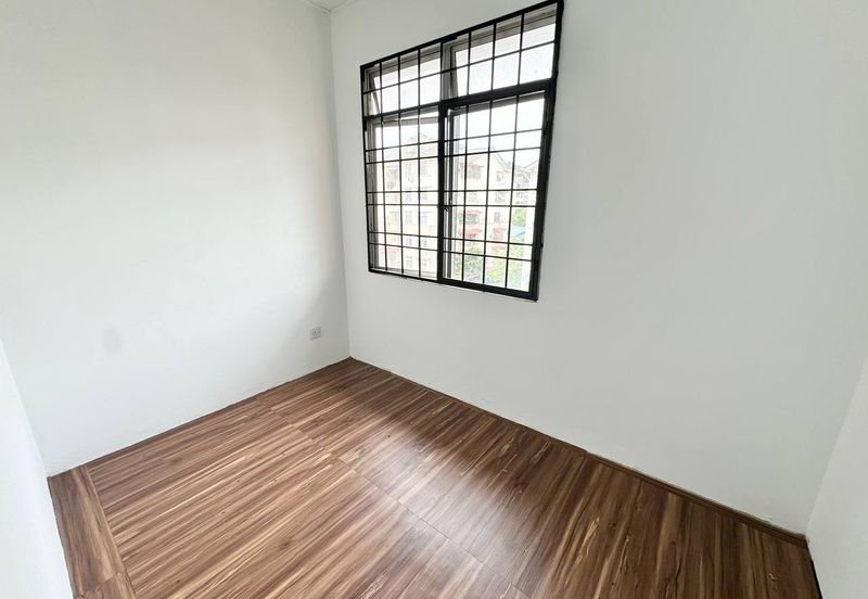 Sri Puteri (Earls Court), Ukay Perdana