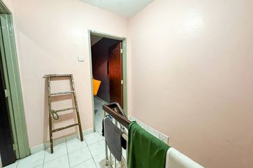 (BALCONY) Gated Guarded Renovated 3 Storey Terrace Taman Selayang Mulia 