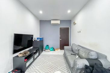 (RENOVATED) Pangsapuri Valencia, Taman Sri Muda, Shah Alam (LEVEL 4)