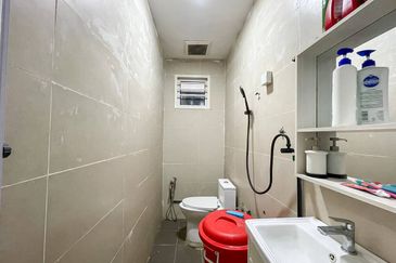 (RENOVATED) Pangsapuri Valencia, Taman Sri Muda, Shah Alam (LEVEL 4)