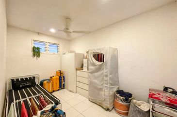 (RENOVATED) Pangsapuri Valencia, Taman Sri Muda, Shah Alam (LEVEL 4)