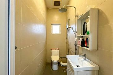 (RENOVATED) Pangsapuri Valencia, Taman Sri Muda, Shah Alam (LEVEL 4)