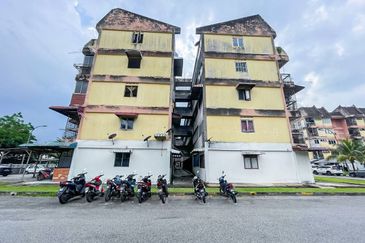 (RENOVATED) Pangsapuri Valencia, Taman Sri Muda, Shah Alam (LEVEL 4)