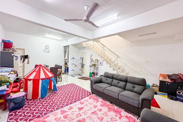 (GATED GUARDED) 2 Storey Terrace Taman Dato Demang @ Bandar Putra Permai Seri Kembangan