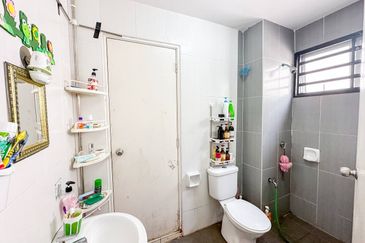 (GATED GUARDED) 2 Storey Terrace Taman Dato Demang @ Bandar Putra Permai Seri Kembangan