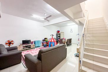 (GATED GUARDED) 2 Storey Terrace Taman Dato Demang @ Bandar Putra Permai Seri Kembangan