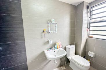 (GATED GUARDED) 2 Storey Terrace Taman Dato Demang @ Bandar Putra Permai Seri Kembangan