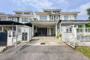 (GATED GUARDED) 2 Storey Terrace Taman Dato Demang @ Bandar Putra Permai Seri Kembangan