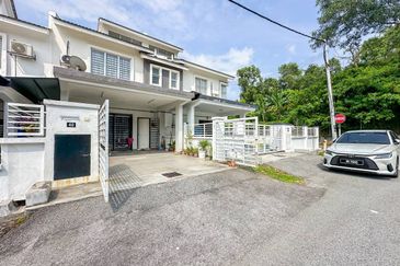 (GATED GUARDED) 2 Storey Terrace Taman Dato Demang @ Bandar Putra Permai Seri Kembangan