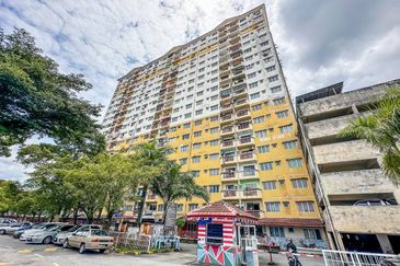 (GATED GUARDED) Laksamana Puri Condominium, Batu Caves