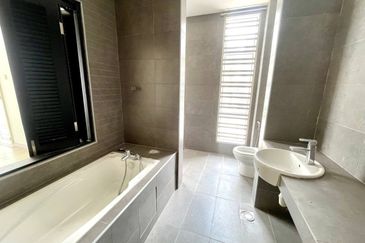 (GATED GUARDED) 2 Storey Semi-D Greenhill Residence Seksyen U10 Shah Alam