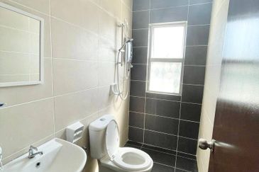 (RENOVATED) 2 Storey SEMI-D Cluster Taman Desiran Bayu Puchong