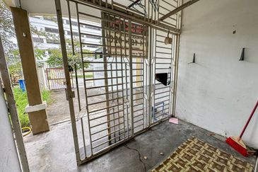 (FACING OPEN) Single Storey Bandar Saujana Putra SP 1