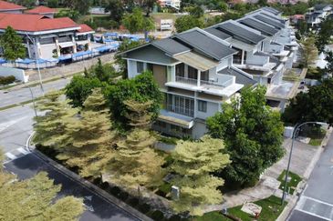 (LUXURY UNIT SOPHISTICATED DESIGN) 2.5 Storey Bungalow Danau Mutiara @ Presint 16 Putrajaya
